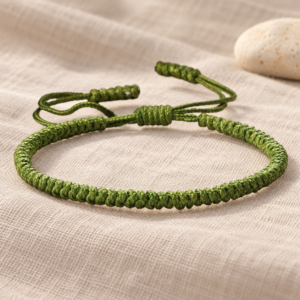 Olivgrünes, verstellbares tibetisches Armband aus Naturleinen