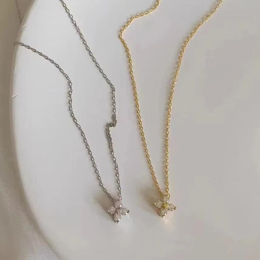 "Luminous Clover" Necklace in Zircon – Bild 7