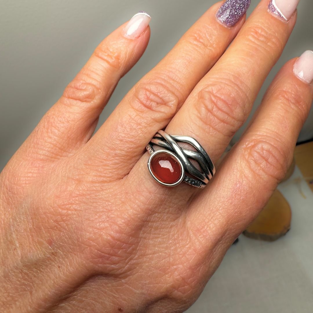 Adjustable "Prema" Ring in Garnet & Silver – Bild 4