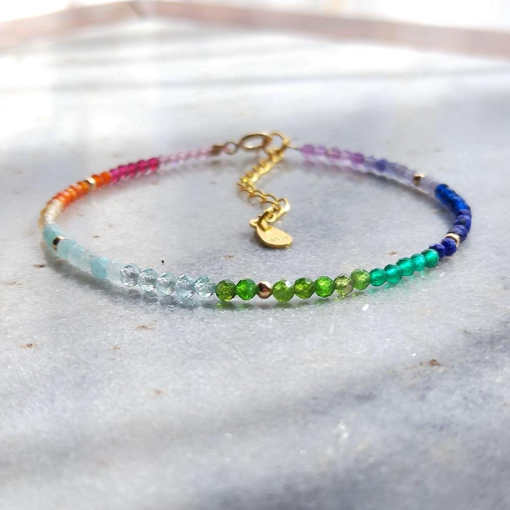 Feines Armband „Ganzheitlicher Regenbogen“ aus Natursteinen