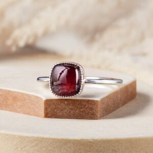 Verstellbar "Square Passion" Ring in Granat