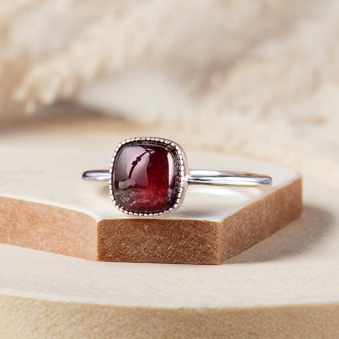 Verstellbar "Square Passion" Ring in Granat