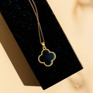 "Luck Clover Halskette" in Perlmutt or Onyx