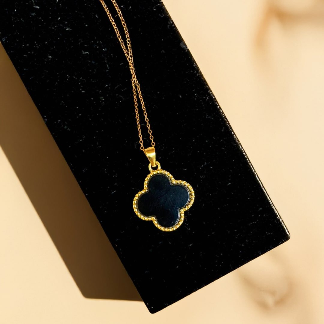 "Luck Clover Halskette" in Perlmutt or Onyx