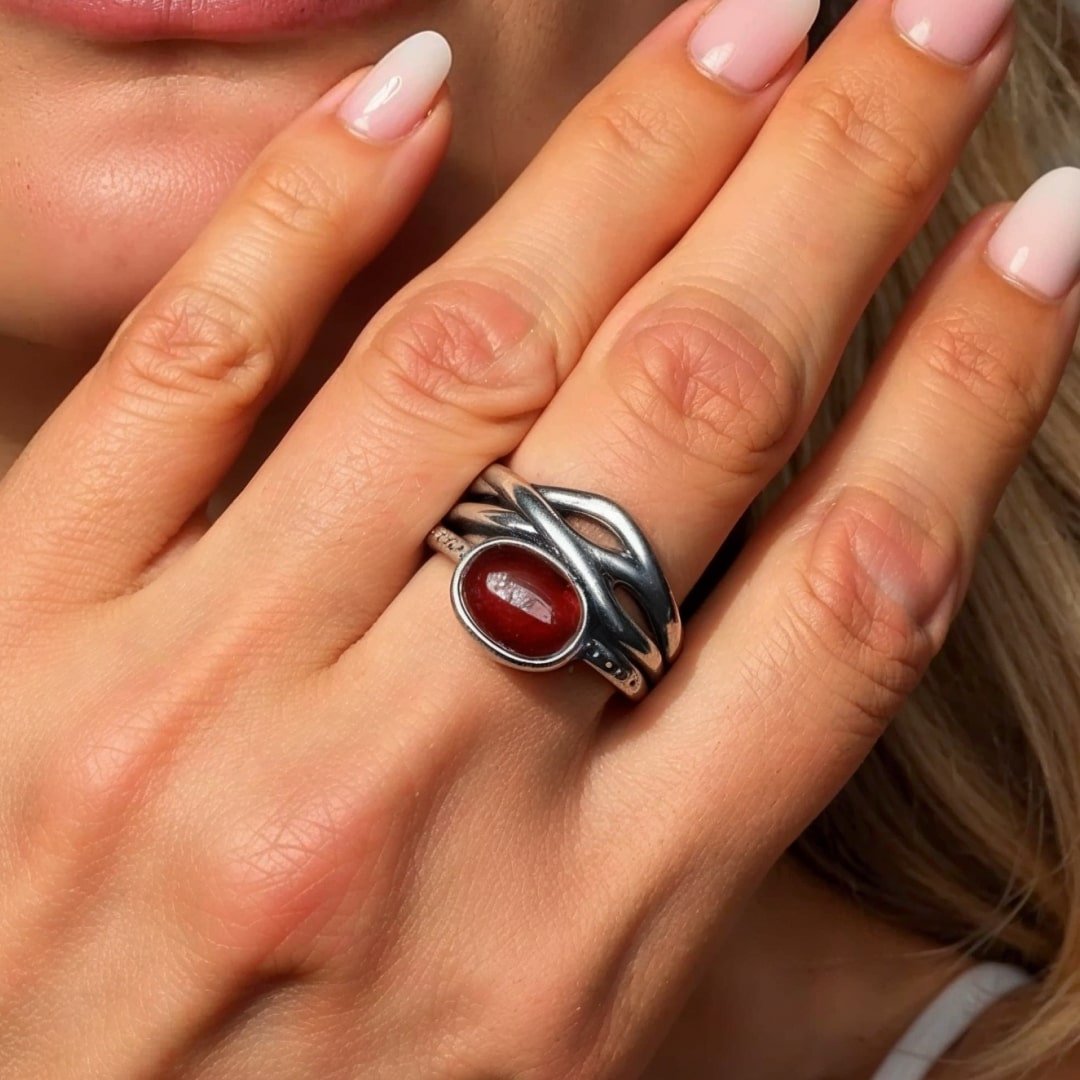 Adjustable "Prema" Ring in Garnet & Silver – Bild 2