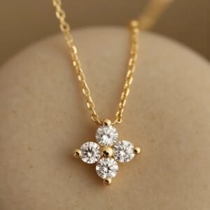 "Luminous Clover" Halskette in Zircon