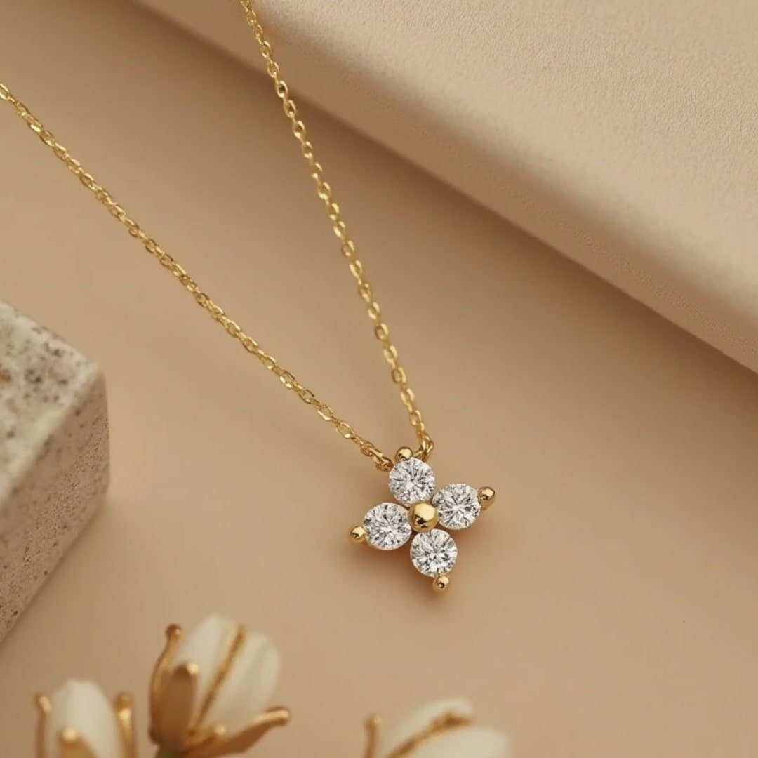 "Luminous Clover" Necklace in Zircon – Bild 3