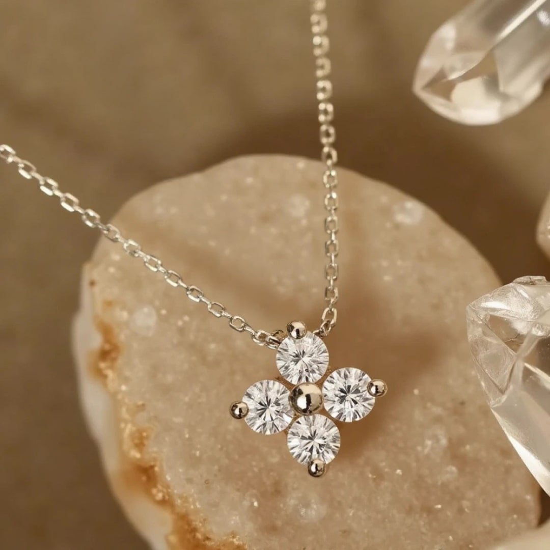 "Luminous Clover" Necklace in Zircon – Bild 6