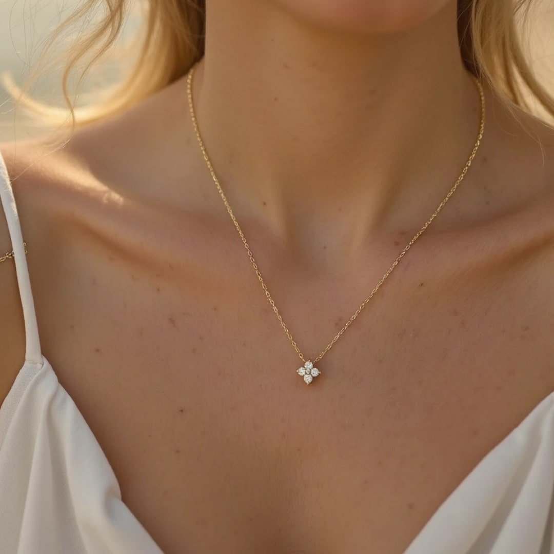 "Luminous Clover" Necklace in Zircon – Bild 2