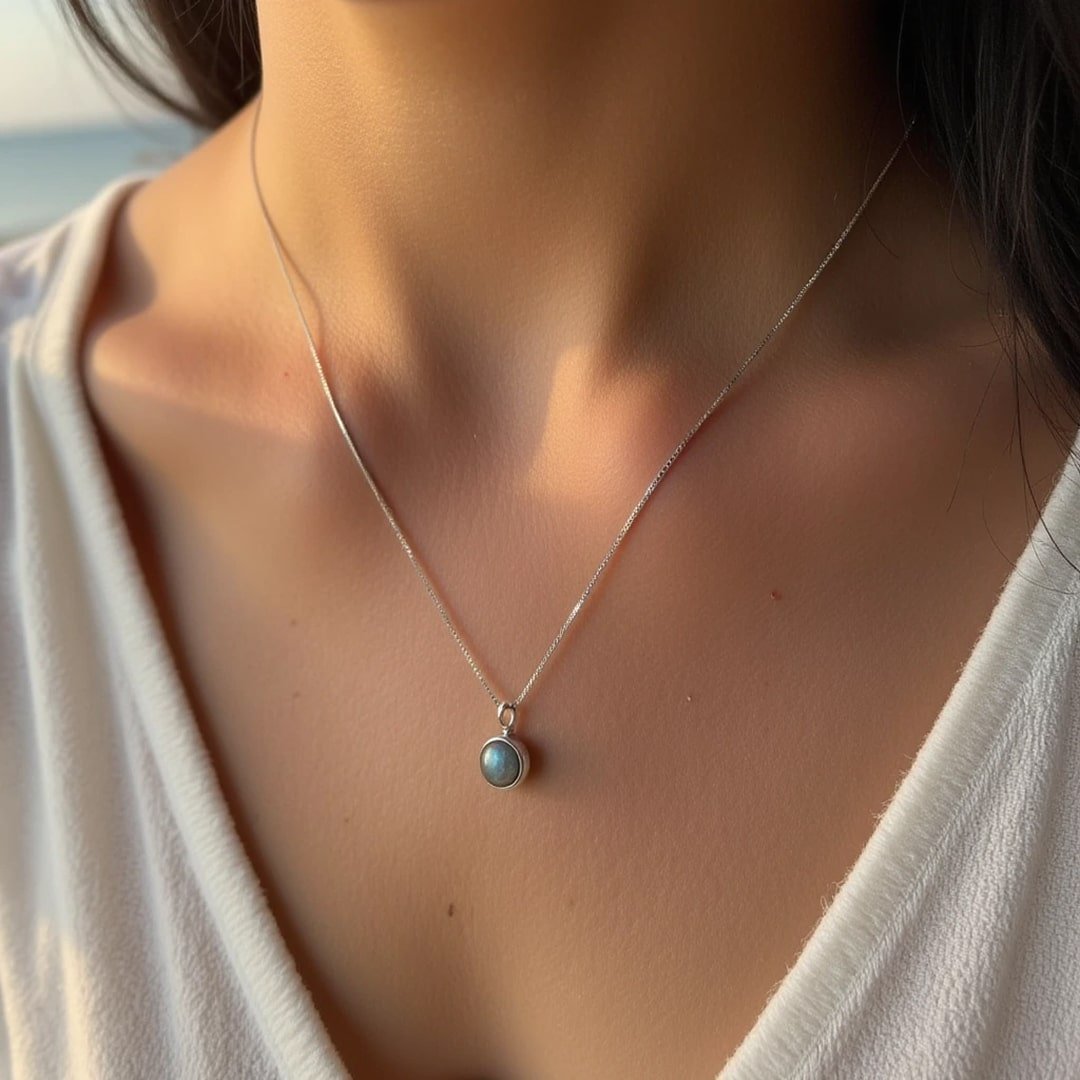 "Fine Pearl" Pendant in Labradorite – Bild 2