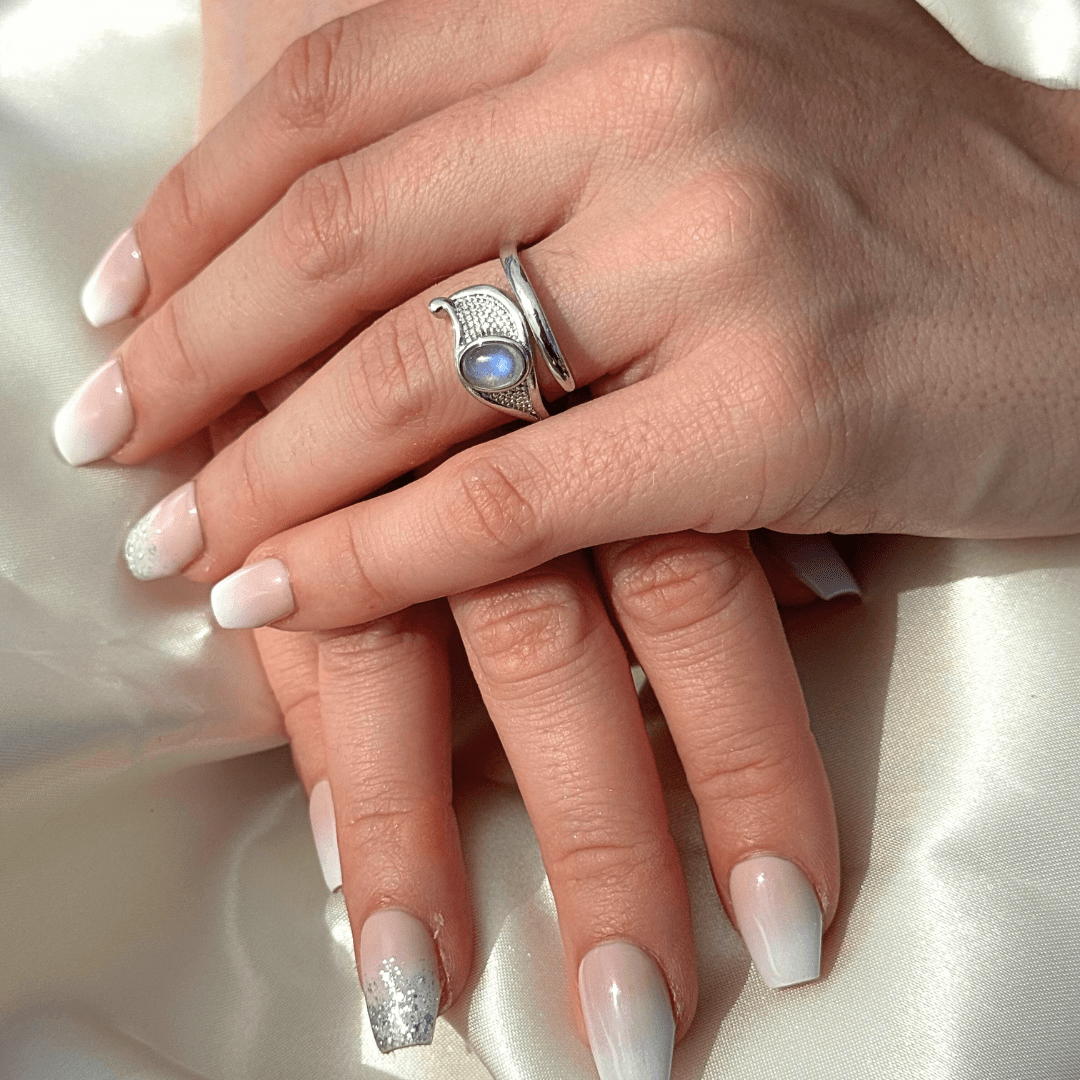 Adjustable Ring "Protective Aura" in White Labradorite – Bild 2