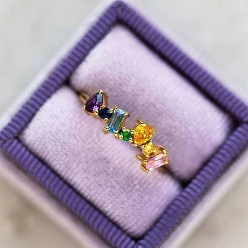 Goldener Natursteinring aus Messing und Zirkonia - Bild 2