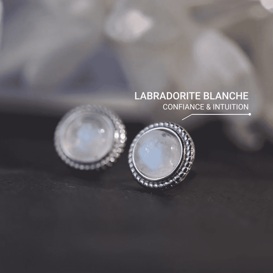 White Labradorite & Silver Stud Earrings – Bild 3