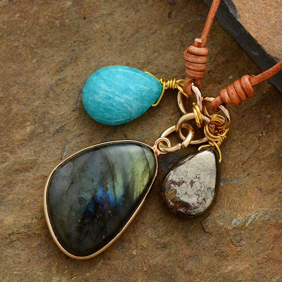 Sacred Trio Pendant Necklace in Amazonite, Labradorite & Pyrite – Bild 4