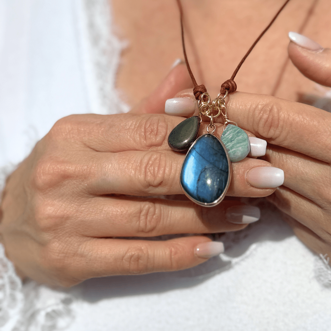 Sacred Trio Pendant Necklace in Amazonite, Labradorite & Pyrite – Bild 2