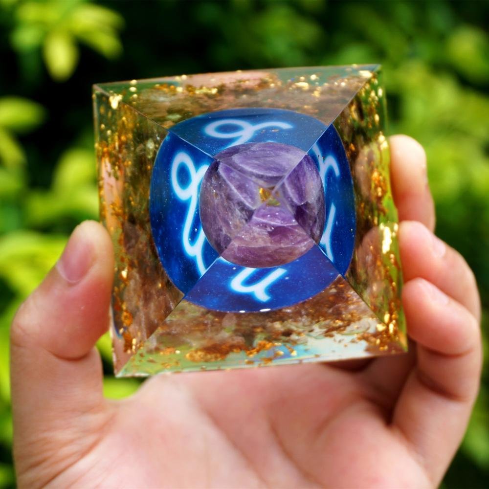 Zodiac Orgone Pyramid - Capricorn in Amethyst & Smoky Quartz – Bild 4