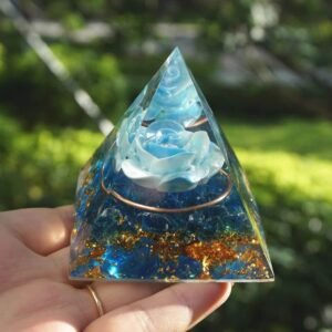 Orgonit-Pyramide „Blume“ mit blauem Quarz