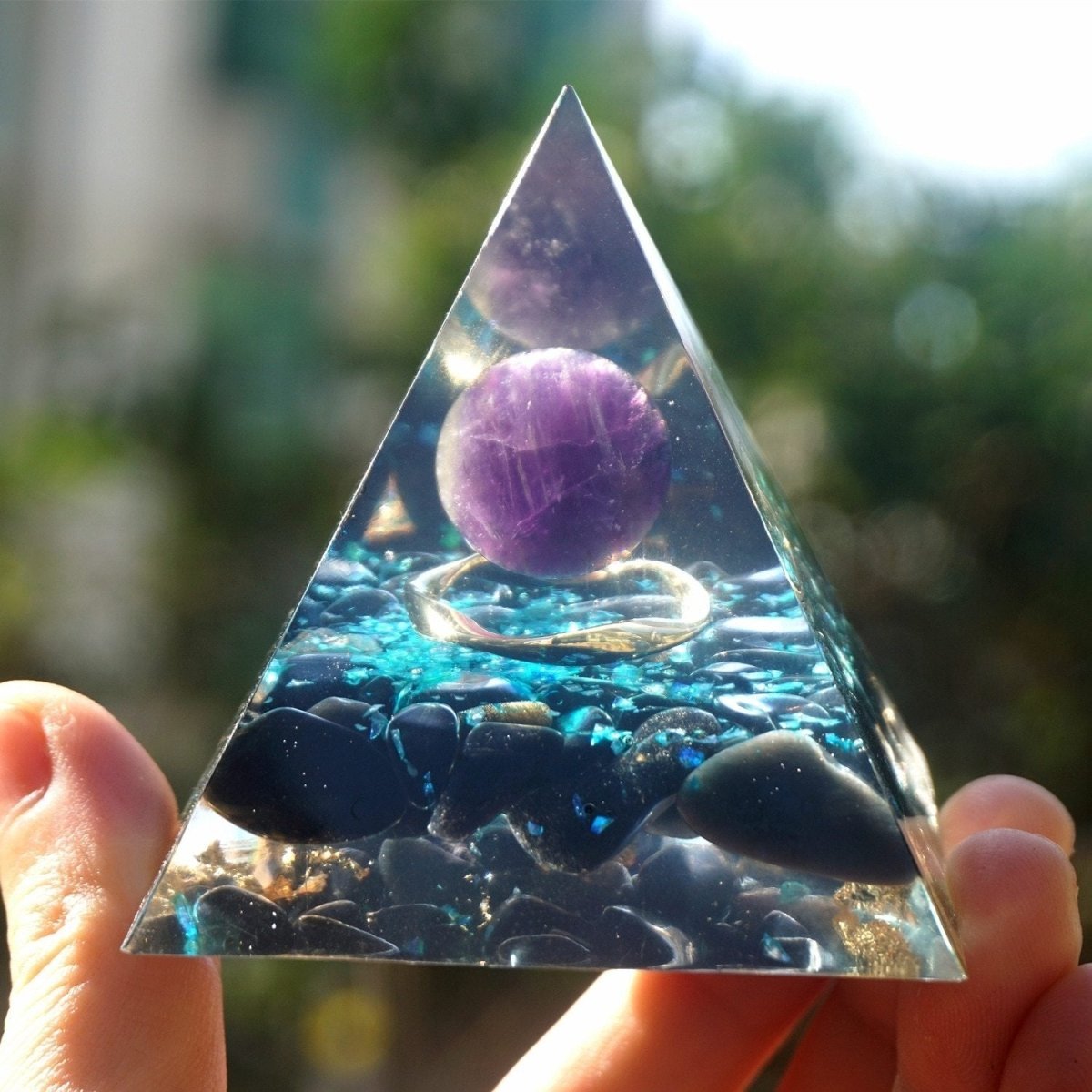 Orgonit-Pyramide „Göttliche Intuition“ mit Amethyst & Obsidian