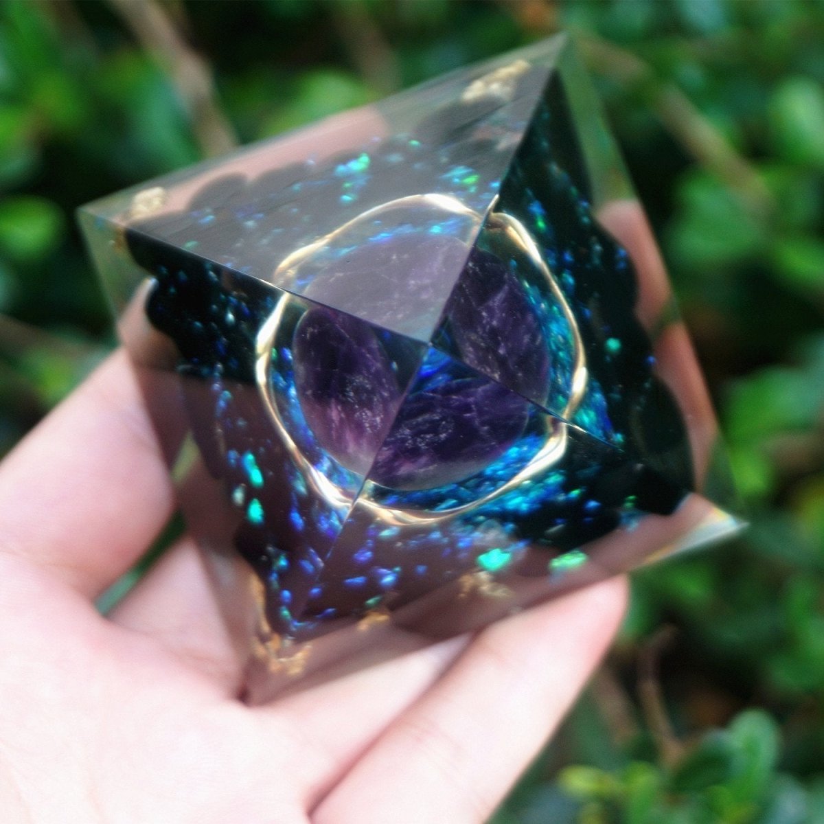 Orgone Pyramid "Divine Intuition" in Amethyst & Obsidian – Bild 3