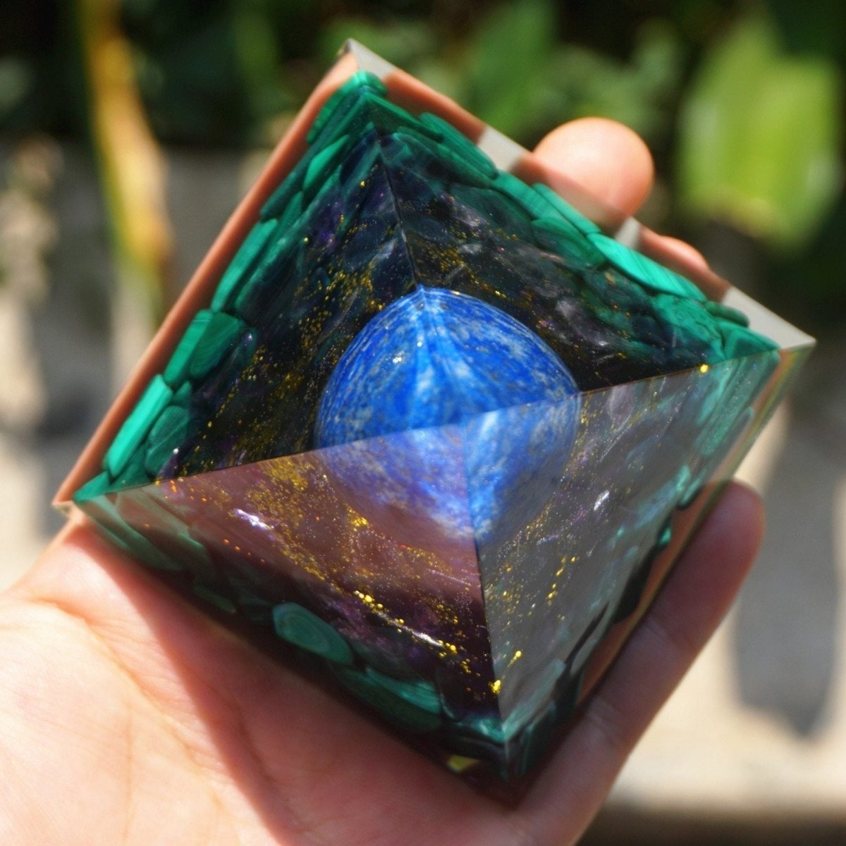 Orgone Pyramid "Kali" in Lapis Lazuli, Amethyst & Malachite – Bild 3