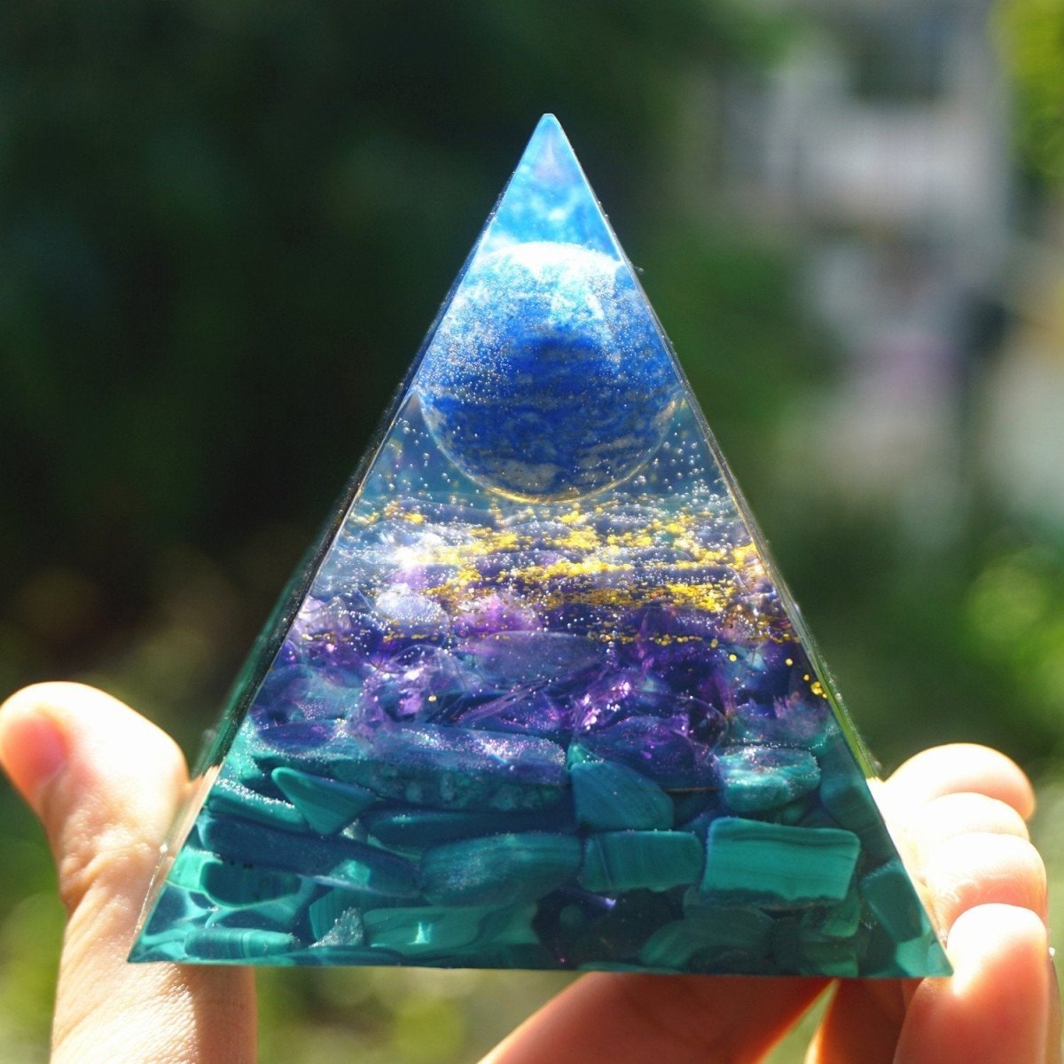 Orgonit-Pyramide „Kali“ mit Lapislazuli