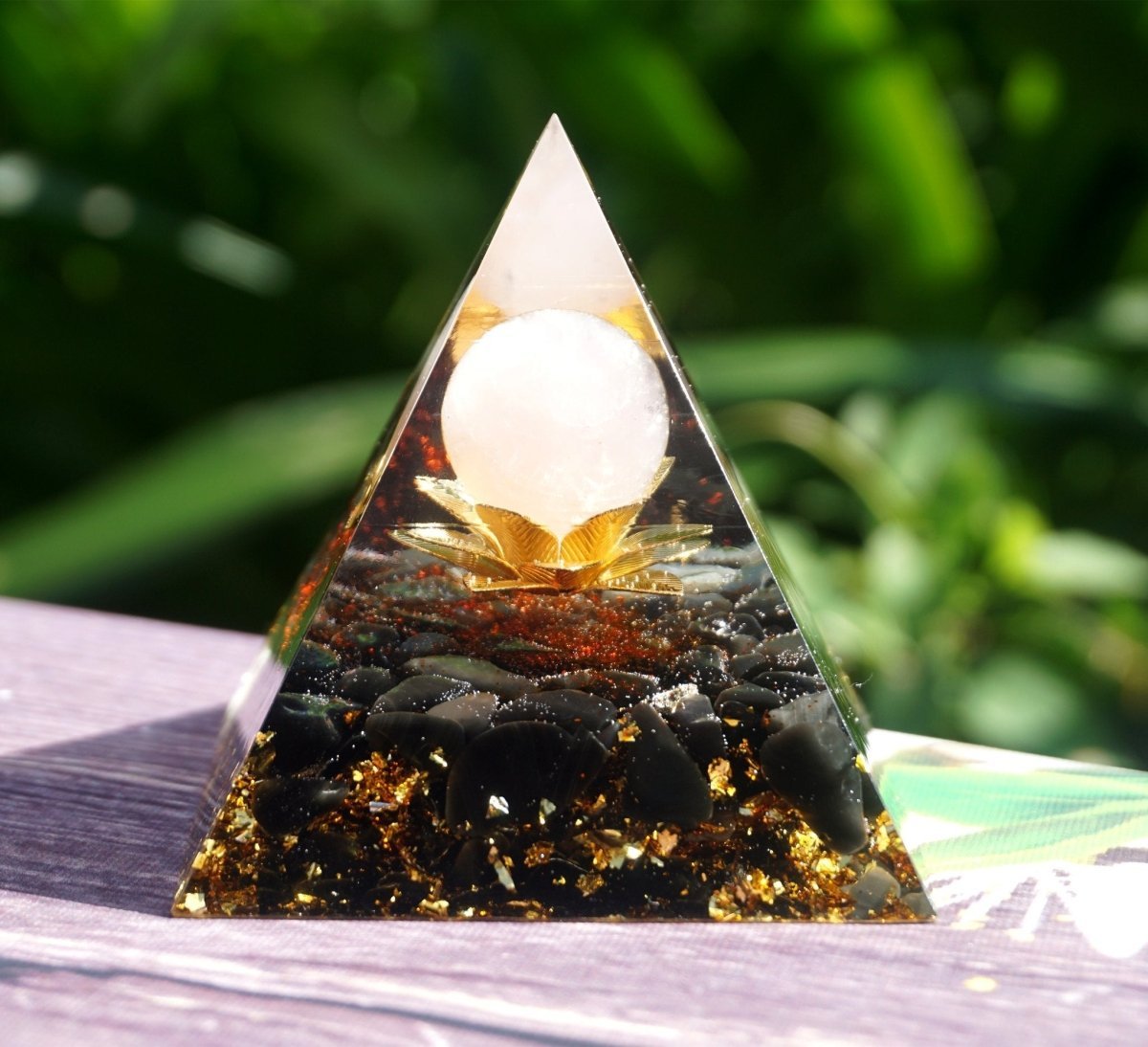 Orgonit-Pyramide „Göttlicher Lotus“ mit Obsidian & Rosenquarz