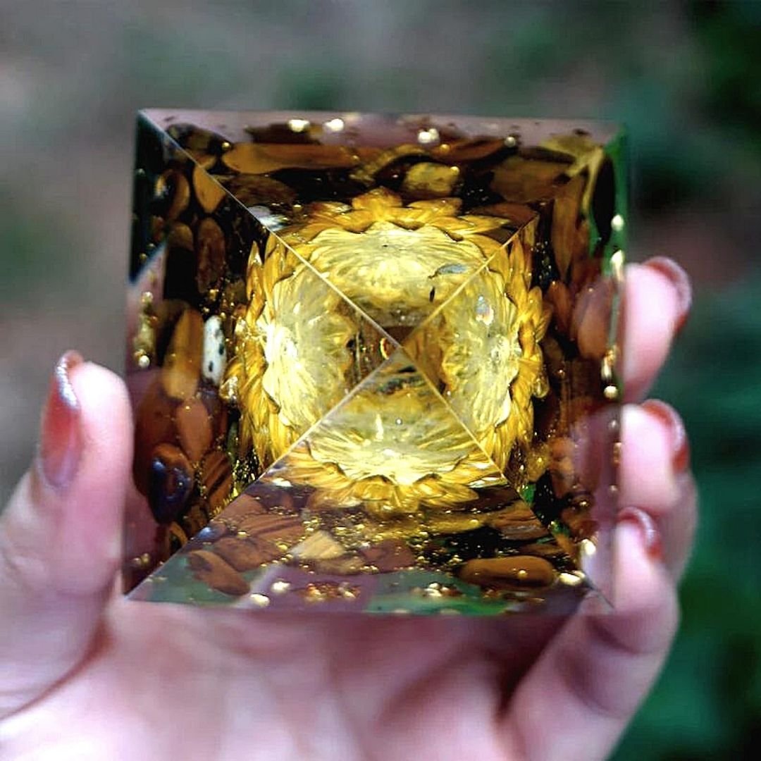 Orgone Pyramid "Divine Lotus" in Tiger's Eye – Bild 2