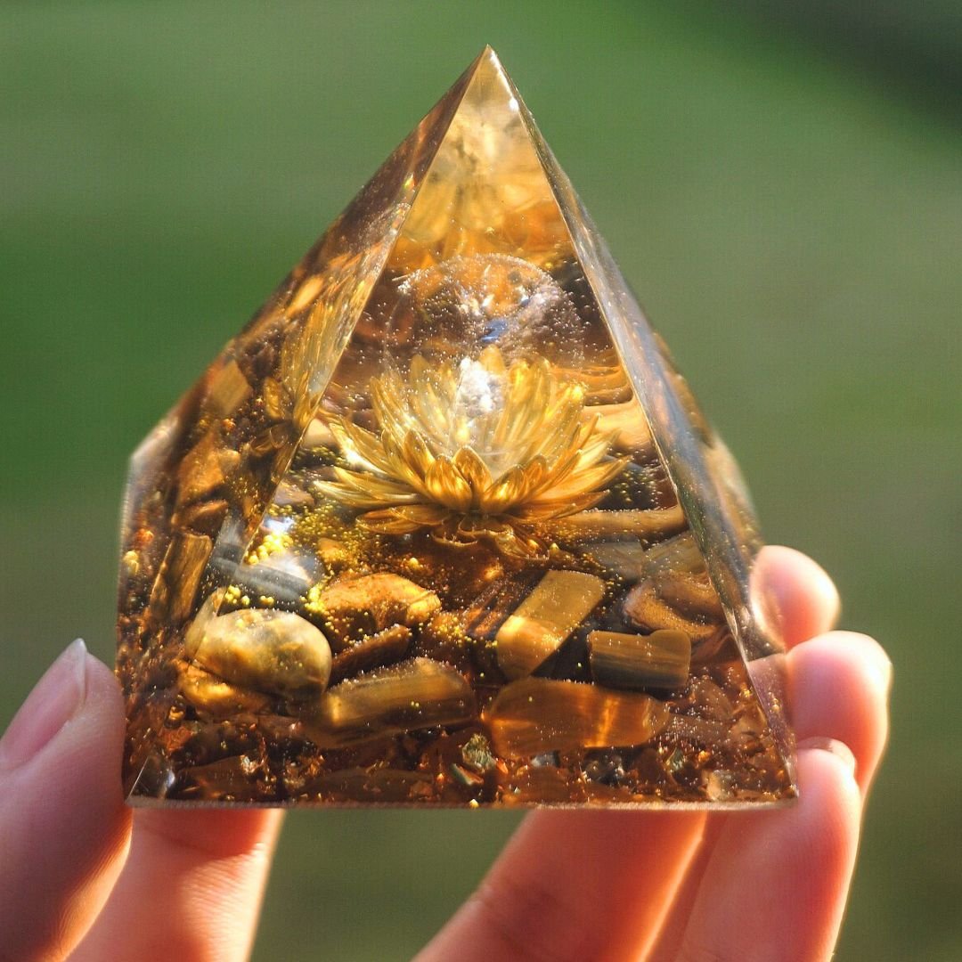 Orgonit-Pyramide „Göttlicher Lotus“ mit Tigerauge
