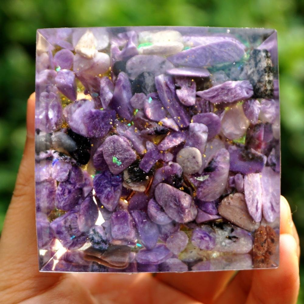 Orgonpyramide "Samsara - Wiedergeburtsbaum des Lebens" in Charoit & Peridot - Bild 3