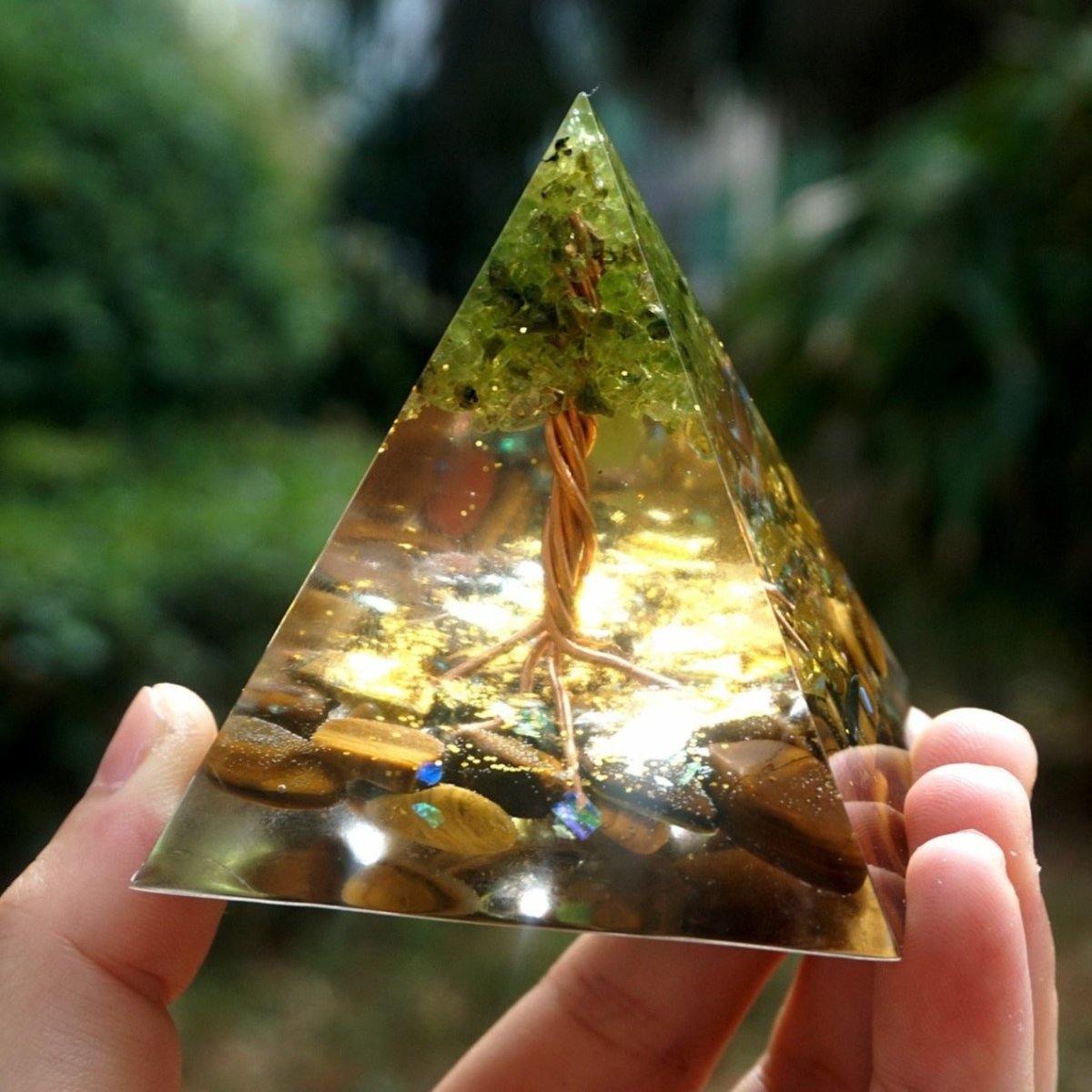 Orgonit-Pyramide „Surya – Baum des Glücks“ mit Tigerauge & Peridot
