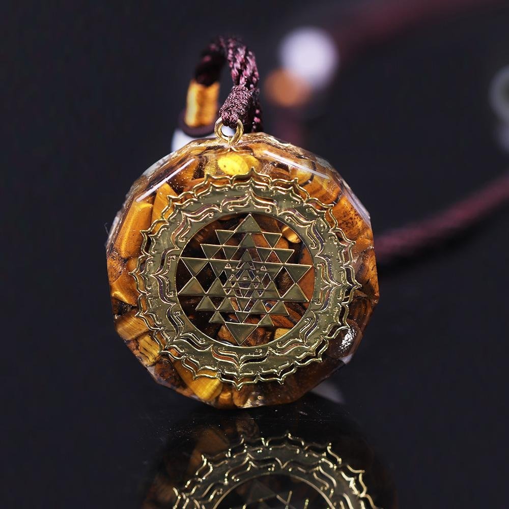 Orgonit-Anhänger „Sri Yantra – Heiliger Schutz“ mit Tigerauge