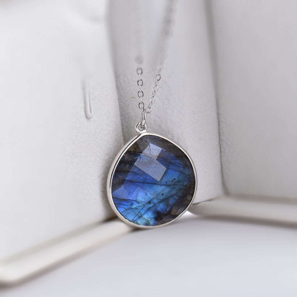 Elegant Protection Pendant in Labradorite – Bild 6
